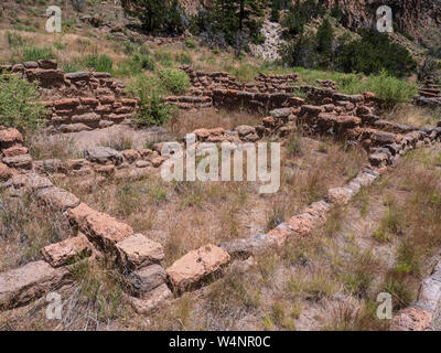 Les murs en pierre de Tyuonyi ruine, Bandelier National Monument, Los Alamos, Nouveau Mexique. Banque D'Images