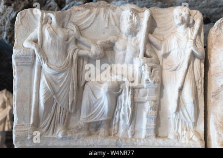 Pamukkale / Denizli, Turquie - juin 2019, 25:Le Mariage de Zeus et de Léto, Hieros Gamos. Période romaine du 2e siècle de notre ère. Hierepolis Scène Théâtre Banque D'Images