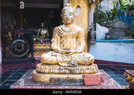 Petite statue de Bouddha dans un temple local en Thaïlande Banque D'Images