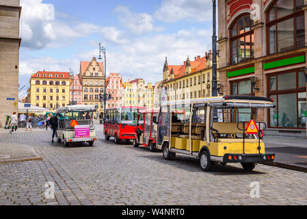 WROCLAW, Pologne - 17 juillet 2019 : mini bus, voitures eco amical de prendre un voyage sur la place du marché de Wroclaw Banque D'Images
