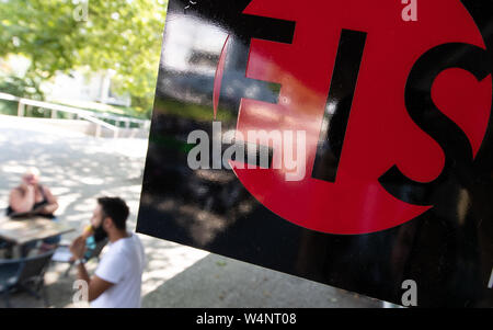 Bielefeld, Allemagne. 24 juillet, 2019. La crème glacée est offert dans un bar laitier. Credit : Friso Gentsch/dpa/Alamy Live News Banque D'Images