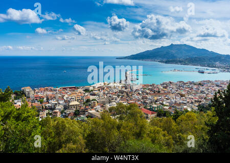 Grèce, Zante, vue aérienne sur de belles maisons et le port de Zakynthos ville Banque D'Images