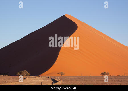 Soleil et ombre shot de dune 45 en Namibie Banque D'Images