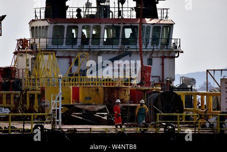 Préparer l'équipage marine panier pour la sécurité de la plate-forme de transfert d'huile étant persona par opérateur de grue Banque D'Images