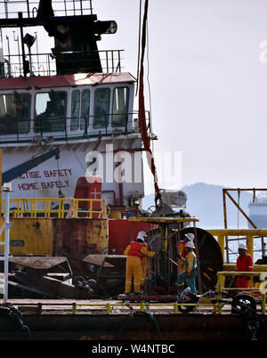 Préparer l'équipage marine panier pour la sécurité de la plate-forme de transfert d'huile étant persona par opérateur de grue Banque D'Images