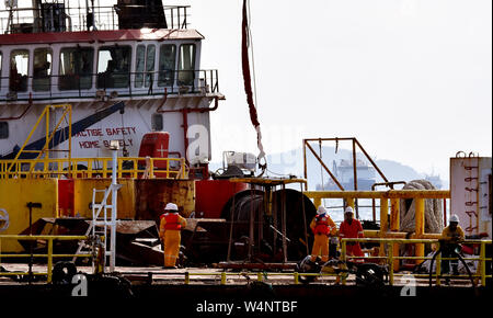 Préparer l'équipage marine panier pour la sécurité de la plate-forme de transfert d'huile étant persona par opérateur de grue Banque D'Images