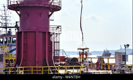 Préparer l'équipage marine panier pour la sécurité de la plate-forme de transfert d'huile étant persona par opérateur de grue Banque D'Images