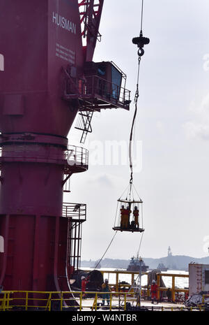 Préparer l'équipage marine panier pour la sécurité de la plate-forme de transfert d'huile étant persona par opérateur de grue Banque D'Images