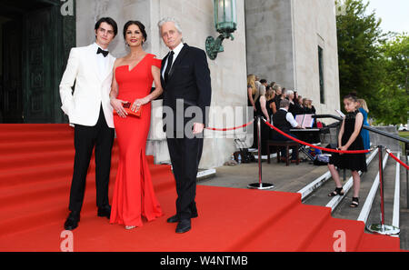 Swansea, Pays de Galles, Royaume-Uni. 24 juillet 2019 Photo n'est l'actrice galloise Catherine Zeta-Jones, avec son mari Michael Douglas et leur fils Dylan arrivant pour un dîner de gala à la Guildhall de Swansea, pour célébrer sa liberté de la ville, qu'elle a obtenu lors d'une cérémonie plus tôt dans la journée. Crédit photo : Robert Melen/Alamy Live News. Banque D'Images