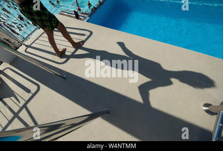 Bielefeld, Allemagne. 24 juillet, 2019. Un nageur se tient sur une plate-forme de plongée dans une piscine extérieure. Credit : Friso Gentsch/dpa/Alamy Live News Banque D'Images