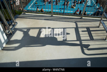 Bielefeld, Allemagne. 24 juillet, 2019. Un nageur se tient sur une plate-forme de plongée dans une piscine extérieure. Credit : Friso Gentsch/dpa/Alamy Live News Banque D'Images