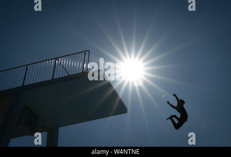 Bielefeld, Allemagne. 24 juillet, 2019. Un nageur passe de la tour de 10 mètres dans une piscine extérieure. Credit : Friso Gentsch/dpa/Alamy Live News Banque D'Images