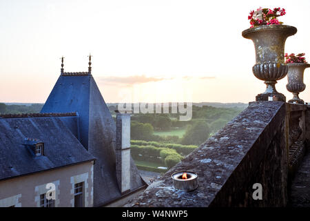 Le château de Villandry, FRANCE - Juillet 07, 2017 : le jardin éclairé par 2 000 bougies au crépuscule . Nuits des mille feux du château de Villandry, France le Banque D'Images