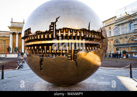 Dans Sphère Sphère (Esfera con Esfera), sculpture réalisée par Arnaldo Pomodoro au cour du Belvédère (Cortile del Belvedere), au Musée du Vatican. Banque D'Images