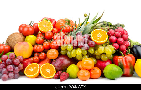 Multi-couleur Collection de légumes, de fruits et de baies isolées sur fond blanc. Espace libre pour le texte. Banque D'Images