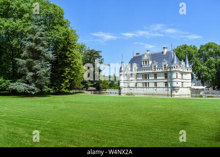 Château d'Azay le rideau, FRANCE - Juillet 06, 2017 : l'un des premiers Français château Renaissance. Construit sur une île de la rivière Indre. Journée ensoleillée dans summ Banque D'Images