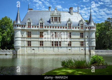 Château d'Azay le rideau, FRANCE - Juillet 06, 2017 : l'un des premiers Français château Renaissance. Construit sur une île de la rivière Indre. Journée ensoleillée dans summ Banque D'Images