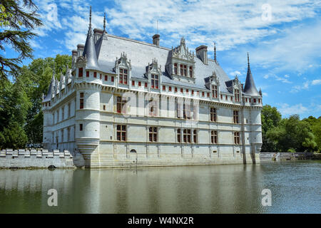 Château d'Azay le rideau, FRANCE - Juillet 06, 2017 : l'un des premiers Français château Renaissance. Construit sur une île de la rivière Indre. Journée ensoleillée dans summ Banque D'Images