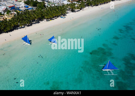 Vue aérienne d'un voilier dans un océan tropicaux peu profonds, à côté d'une grande plage de sable blanc, la plage de Boracay) Banque D'Images