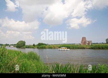 Un jour en passant le bateau St Benet's Abbey ruins sur la rivière Bure sur les Norfolk Broads à South Walsham, Norfolk, Angleterre, Royaume-Uni, Europe. Banque D'Images