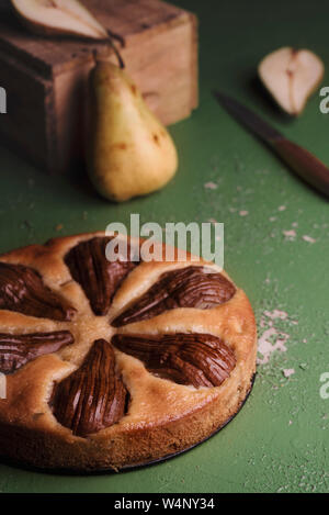 Automne dessert spécifiques. Délicieux gâteau fait maison avec des poires entières. Banque D'Images