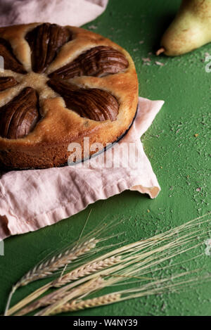 Délicieux gâteau fait maison avec des poires. Gâteau éponge sur un tableau vert. Le dessert traditionnel de l'automne. Banque D'Images