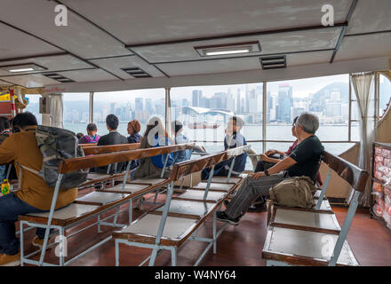 Les passagers sur le Star Ferry entre la centrale et le Terminal de Ferry de Kowloon, Hong Kong, Chine Banque D'Images