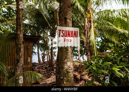 Un panneau d'avertissement de tsunami écrit à la main sur l'île de Camiguin Banque D'Images