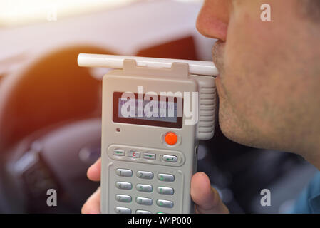 Conducteur en raison d'être l'objet d'une teneur en alcool à l'usage de l'alcootest Banque D'Images