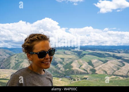 Femme adulte pose pour une photo à l'oiseau blanc sommet de grade dans l'Idaho, avec la pittoresque canyon ci-dessous Banque D'Images