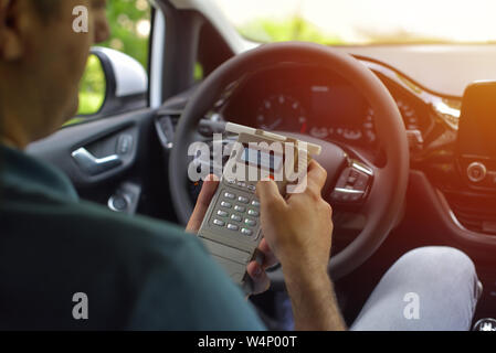 Conducteur en raison d'être l'objet d'une teneur en alcool à l'usage de l'alcootest Banque D'Images