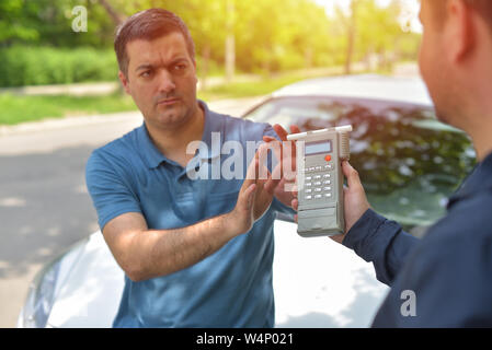 Conducteur en raison d'être l'objet d'une teneur en alcool à l'usage de l'alcootest Banque D'Images