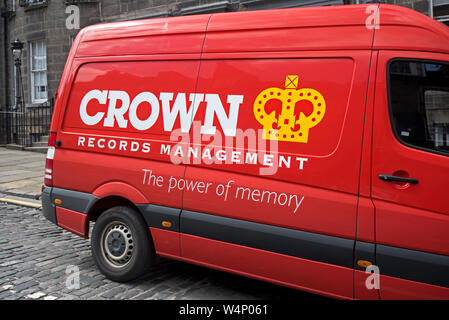 Van appartenant à Crown Records Management stationné à Édimbourg, Écosse, Royaume-Uni. Banque D'Images