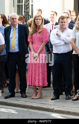 Boris Johnson se petite amie Carrie Symonds à Downing Street pendant son premier discours en tant que PM. Londres, Royaume-Uni. 24/07/2019 | Le monde d'utilisation Banque D'Images