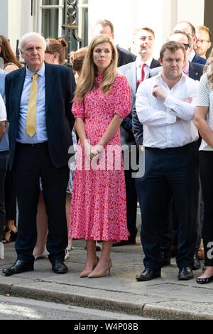Boris Johnson se petite amie Carrie Symonds à Downing Street pendant son premier discours en tant que PM. Londres, Royaume-Uni. 24/07/2019 | Le monde d'utilisation Banque D'Images