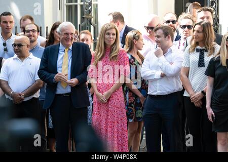 Boris Johnson se petite amie Carrie Symonds à Downing Street pendant son premier discours en tant que PM. Londres, Royaume-Uni. 24/07/2019 | Le monde d'utilisation Banque D'Images