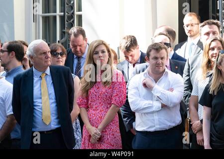 Boris Johnson se petite amie Carrie Symonds à Downing Street pendant son premier discours en tant que PM. Londres, Royaume-Uni. 24/07/2019 | Le monde d'utilisation Banque D'Images