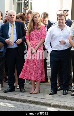 Boris Johnson se petite amie Carrie Symonds à Downing Street pendant son premier discours en tant que PM. Londres, Royaume-Uni. 24/07/2019 | Le monde d'utilisation Banque D'Images