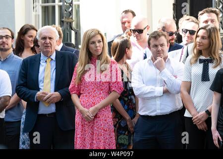 Boris Johnson se petite amie Carrie Symonds à Downing Street pendant son premier discours en tant que PM. Londres, Royaume-Uni. 24/07/2019 | Le monde d'utilisation Banque D'Images