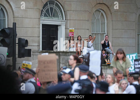 Remarque SUR LA LANGUE DES SIGNES une protestation anti-Boris Johnson aux portes de Downing Street, à Whitehall, Londres, le jour où il devient premier ministre. Banque D'Images