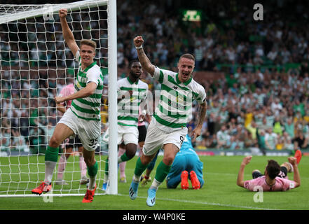 Kristoffer Ajer du Celtic célèbre marquant son premier but côtés avec Leigh Griffiths (à droite) lors de la Ligue des Champions, deuxième tour de qualification match au Celtic Park, Glasgow. Banque D'Images