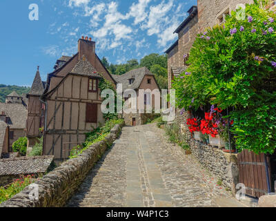 Conques, Midi Pyrénées, France - 31 juillet 2017 : ruelles étroites dans le village de Conques Banque D'Images