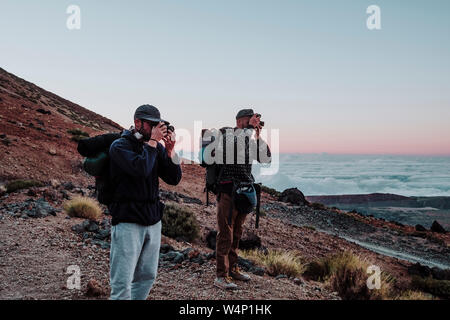 Les randonneurs photographes de prendre des photos dans le volcan El Teide au coucher du soleil Banque D'Images