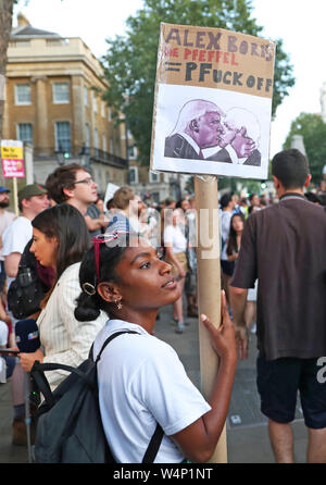 Remarque SUR LA LANGUE DES SIGNES une protestation anti-Boris Johnson aux portes de Downing Street, à Whitehall, Londres, le jour où il devient premier ministre. Banque D'Images