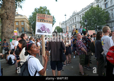 Remarque SUR LA LANGUE DES SIGNES une protestation anti-Boris Johnson aux portes de Downing Street, à Whitehall, Londres, le jour où il devient premier ministre. Banque D'Images