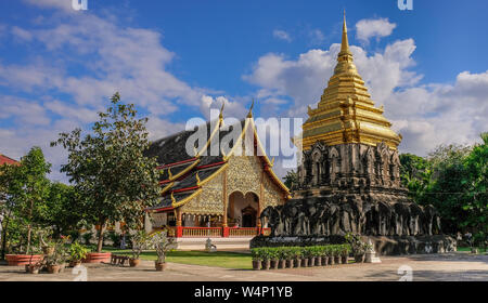 Chiang Mai, Thaïlande - 30 décembre 2017 : Golden dome pagode dans un temple bouddhiste de Chiang Mai Banque D'Images