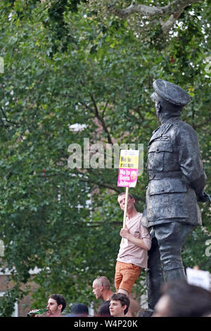 Remarque SUR LA LANGUE DES SIGNES une protestation anti-Boris Johnson aux portes de Downing Street, à Whitehall, Londres, le jour où il devient premier ministre. Banque D'Images