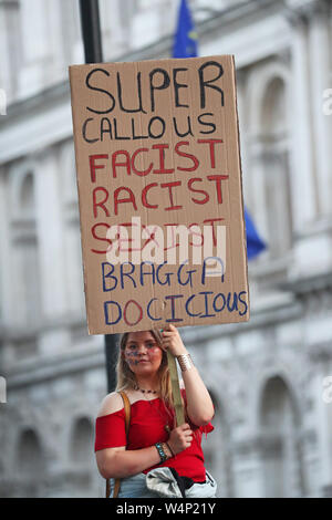 Remarque SUR LA LANGUE DES SIGNES une protestation anti-Boris Johnson aux portes de Downing Street, à Whitehall, Londres, le jour où il devient premier ministre. Banque D'Images