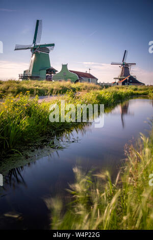 Coucher de soleil nuageux et venteux à Zaanse, Zaandam, Amsterdam, Pays-Bas Banque D'Images