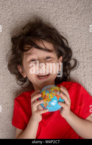 Globe de la terre dans les mains que l'environnement et sauver la planète concept Banque D'Images